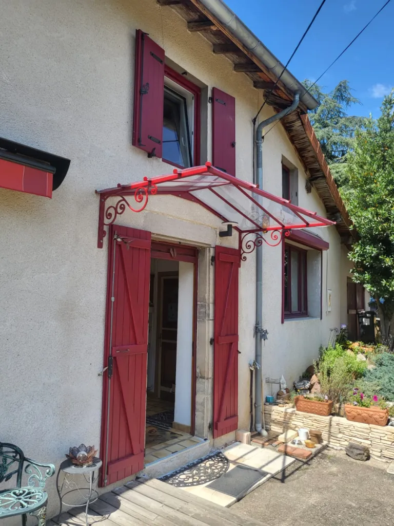 Fabrication et installation d'une marquise alu et verre sur-mesure coloris rouge basque à St André d'Apchon près de Roanne dans la Loire (42) par 3 Baies