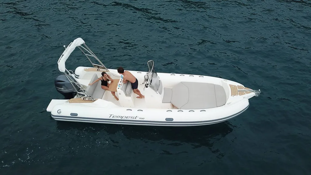 Vente de bateau à moteur semi-rigide Tempest 700 Bandol 83