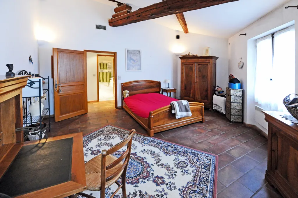 Avignon Intra-Muros, Hôtel particulier du XIVème siècle à vendre   