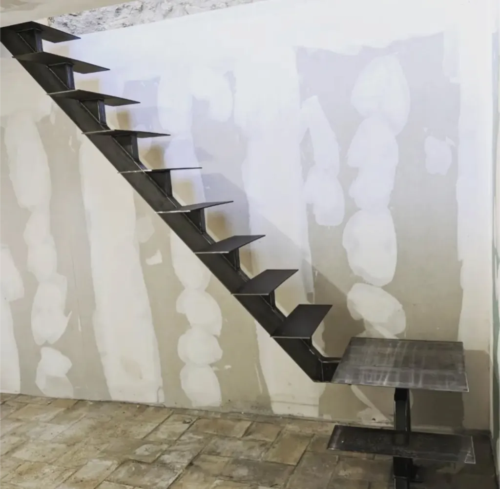 Création d’un escalier sur mesure acier et bois à quart tournant dans une maison de village à Lambesc