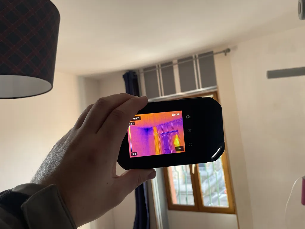 Intervention d'un spécialiste pour localiser sans destruction la fuite responsable d'un dégât des eaux à Bègles en Gironde