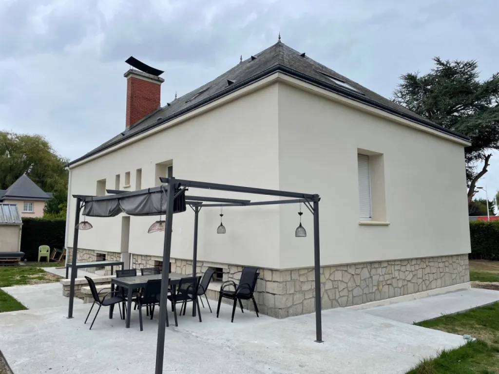 Isolation thermique par l’extérieur en laine de roche et enduit de façade projeté à la chaux aérienne réalisé par entreprise RGE près du Havre 76