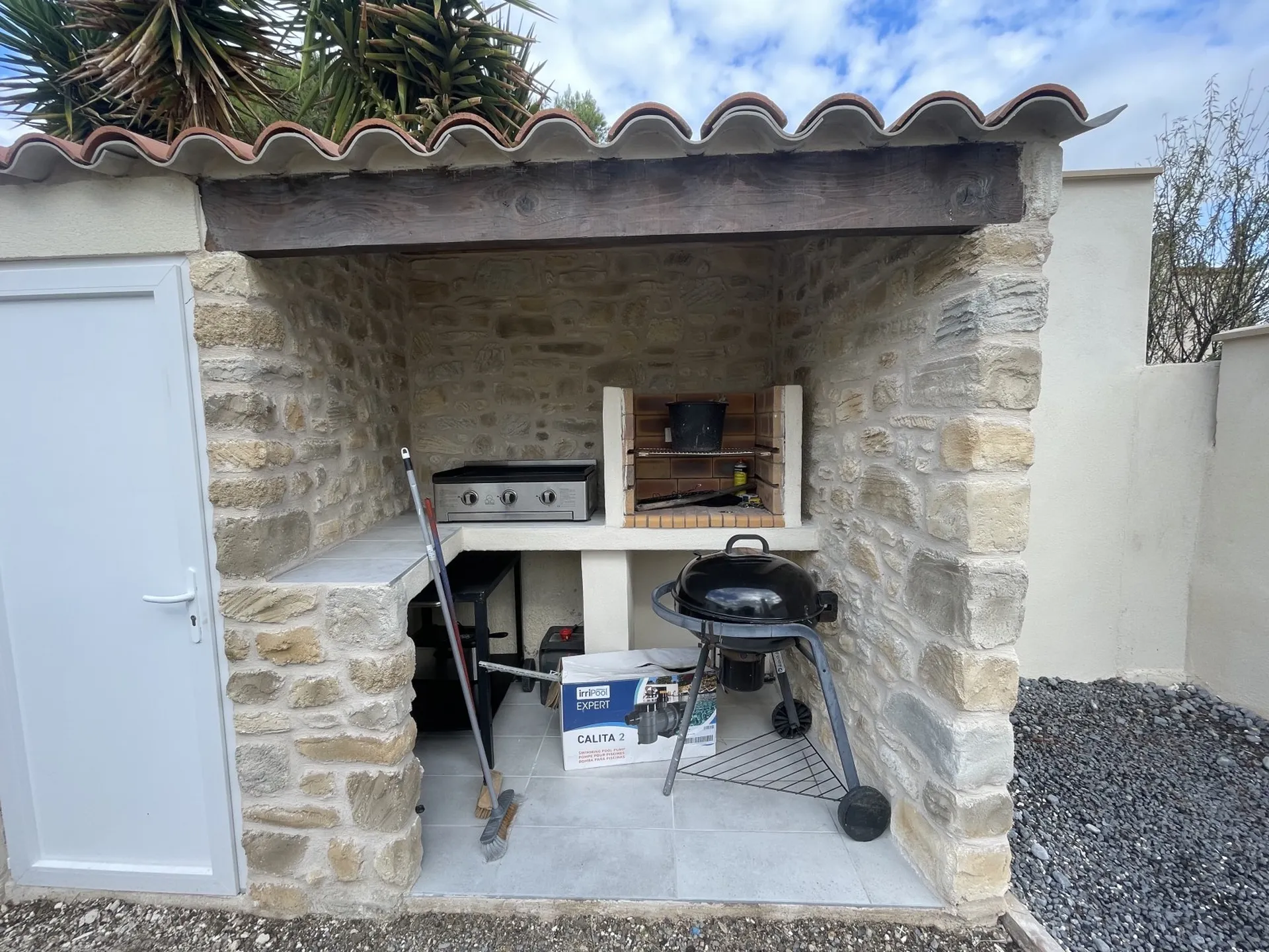 decoration d'un pool housse type pierre naturelle 