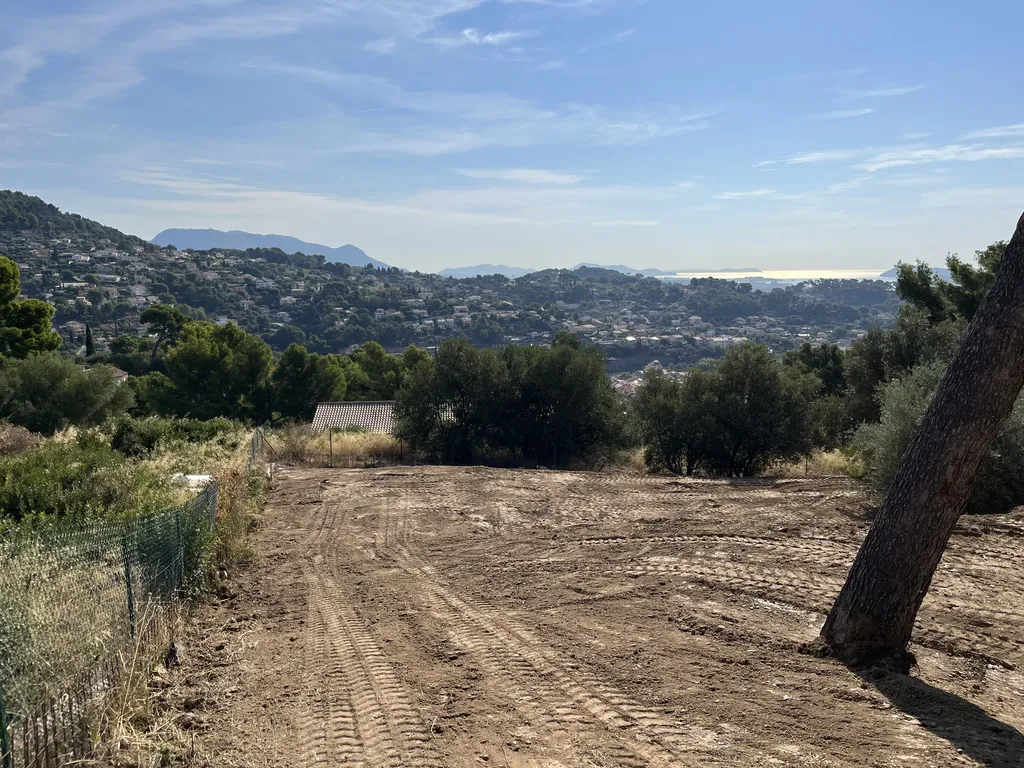 Terrassement et nivellement d’un terrain en friche à Ollioules dans le Var