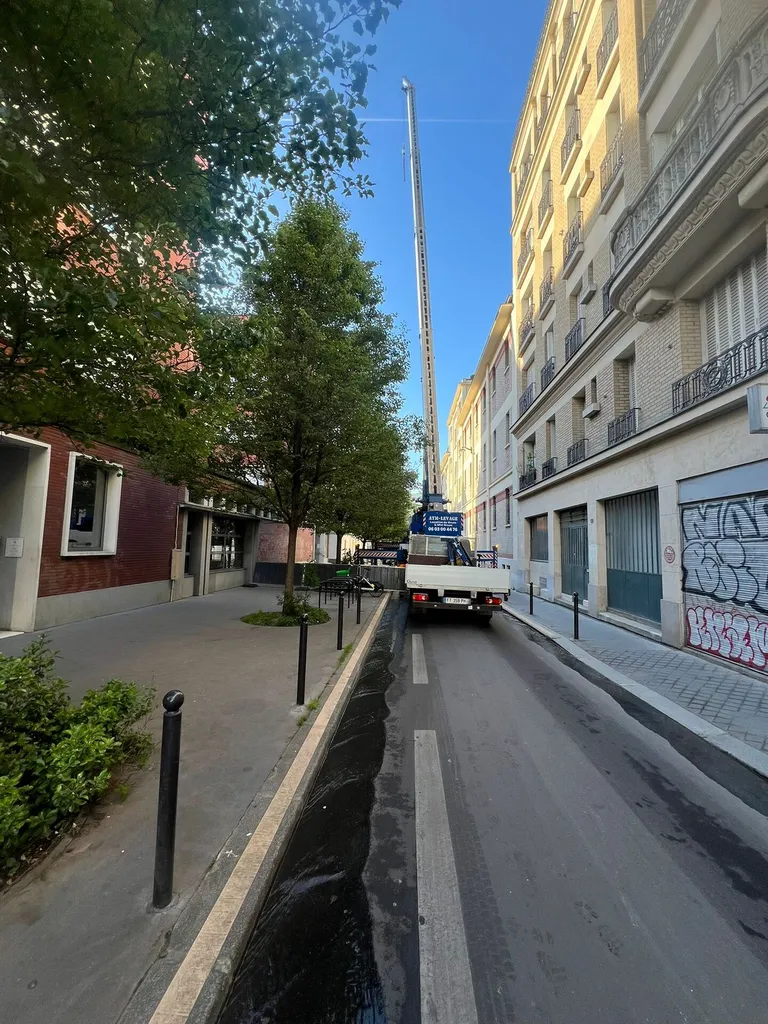 Location de grue sur porteur à Paris : levage en hauteur depuis une rue fermée
