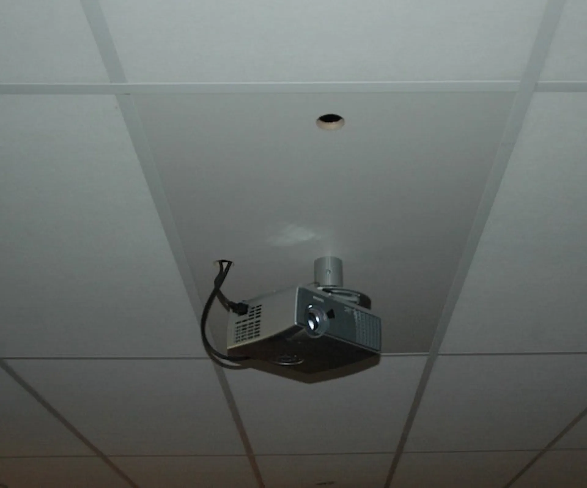 location de dalle pour faux plafond pour fixation de videoprojecteur à Menton dans les alpes maritimes