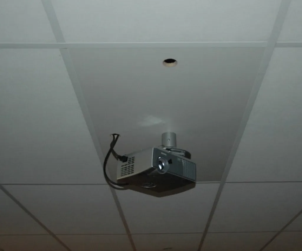 location de dalle pour faux plafond pour fixation de videoprojecteur à Menton dans les alpes maritimes