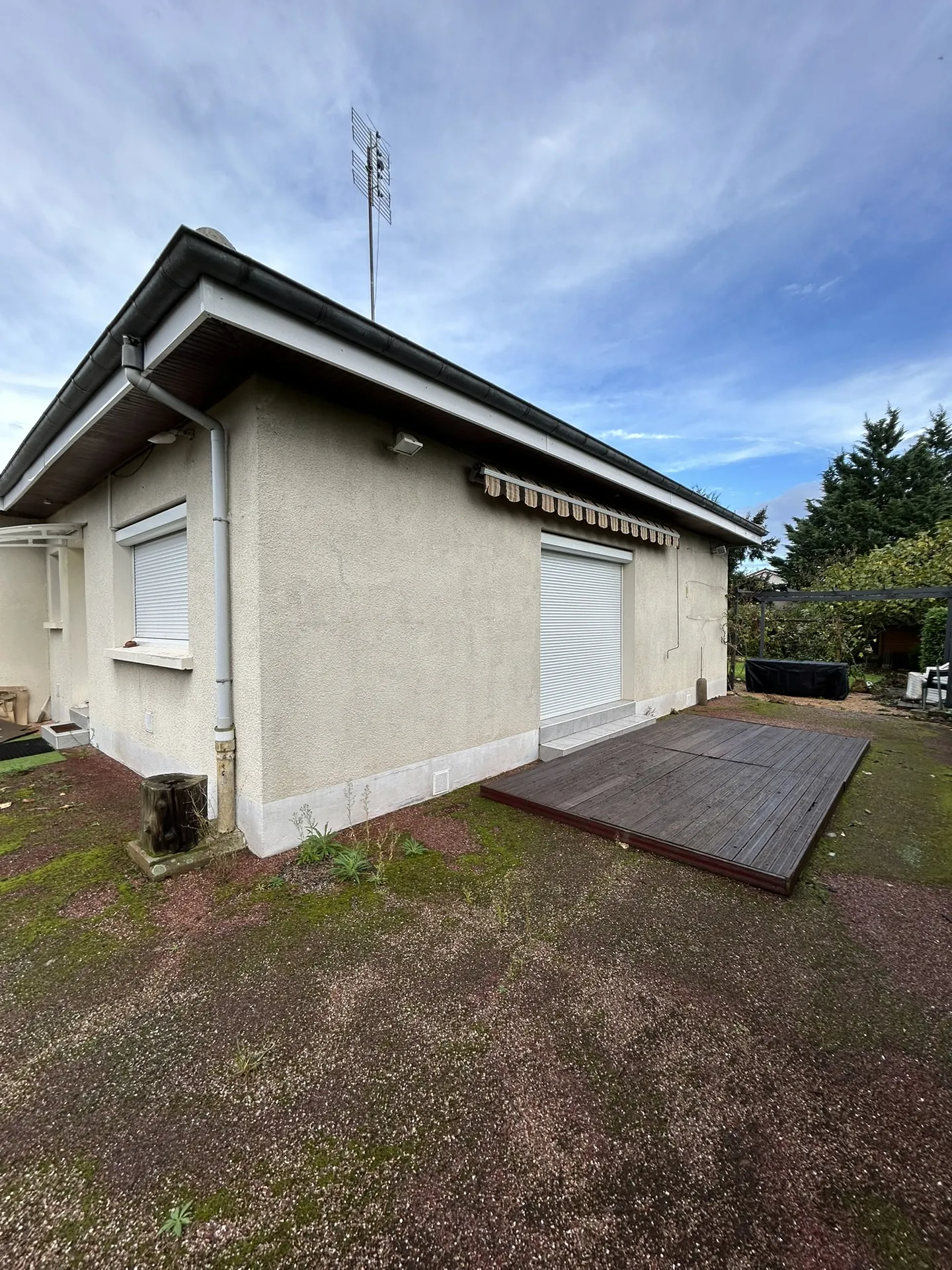 Ancienne terrasse en bois non adaptée PMR avant travaux d’accessibilité à Belleville-en-Beaujolais