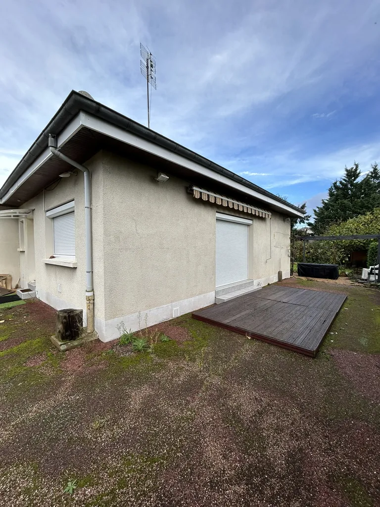 Ancienne terrasse en bois non adaptée PMR avant travaux d’accessibilité à Belleville-en-Beaujolais
