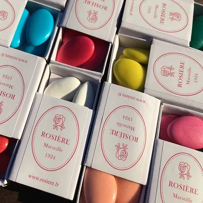 la boutique solution cérémonie de robe de mariée vous recommande les dragées de la maison rosière à Marseille 13012