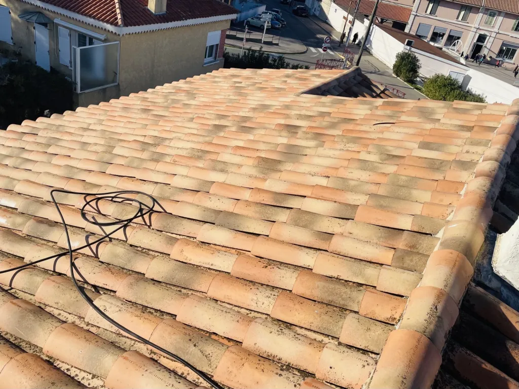 Intervention de couvreur pour un nettoyage de tuiles de toiture de maison près de Aix en Provence 