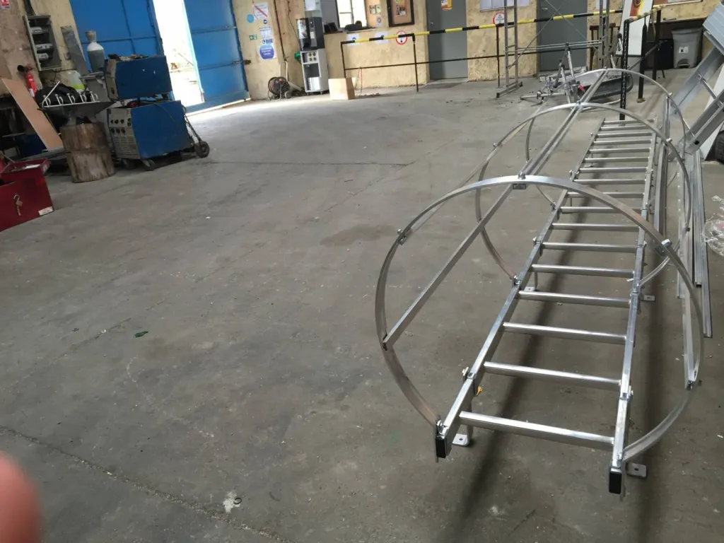 FABRICATION ECHELLE A CRINOLINE FABRIQUEE SUR MESURE DANS NOS ATELIERS A MARTIGUES BDR