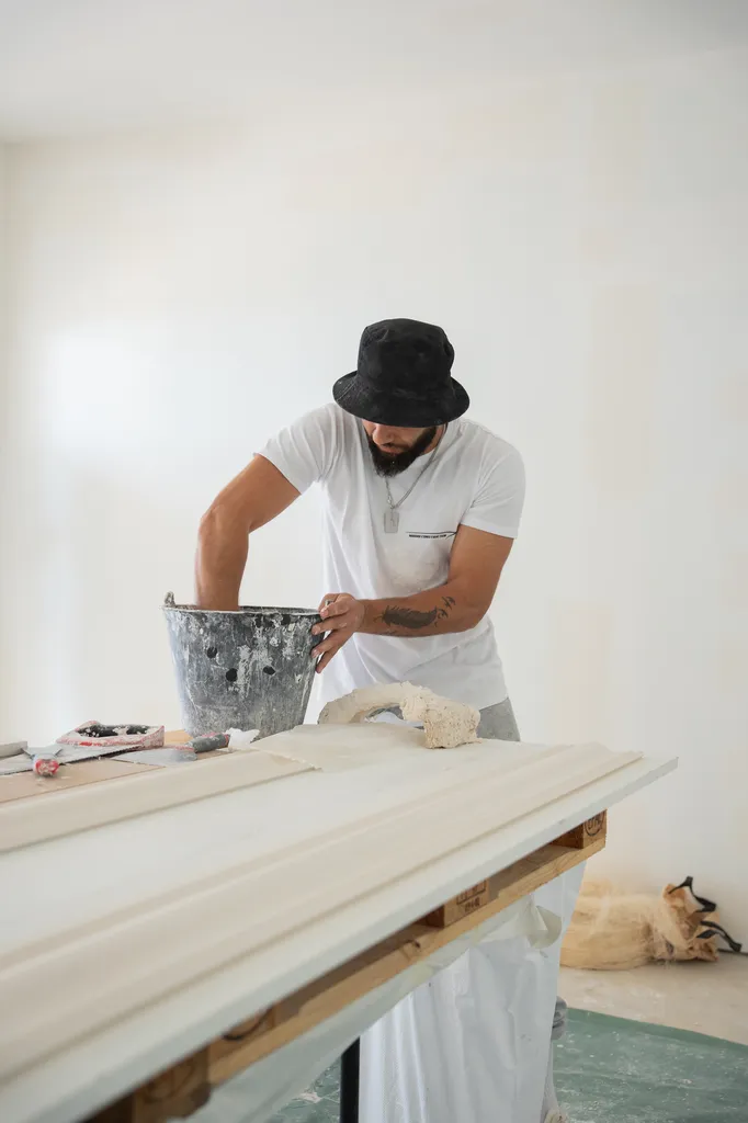Le métier de staffeur : création de corniches et moulures en plâtre sur mesure