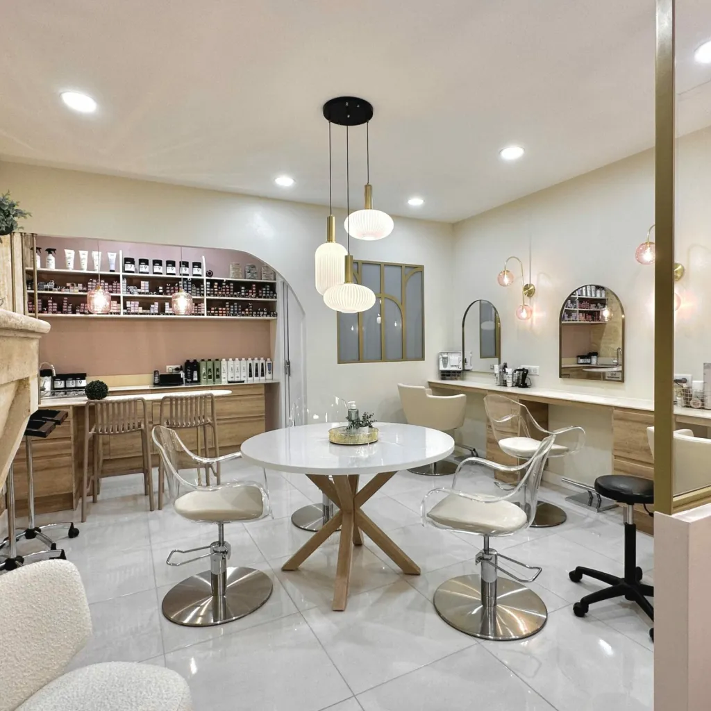 Agencement professionnel sur-mesure d’un salon de coiffure à Bordeaux pour activité artisanale locale par l'Atelier D., architecte d'intérieur à Bordeaux 