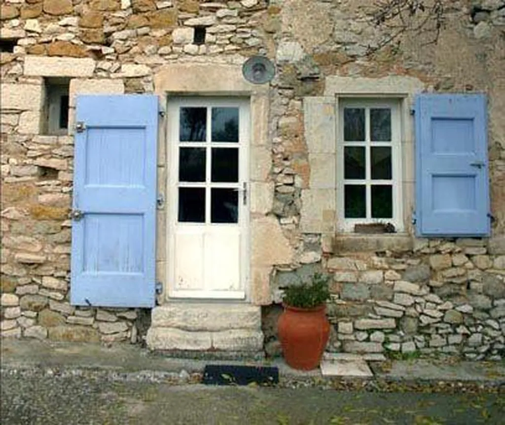 Monts de Vaucluse, proche Banon, mas XVIIème de charme et pigeonnier avec gîtes.