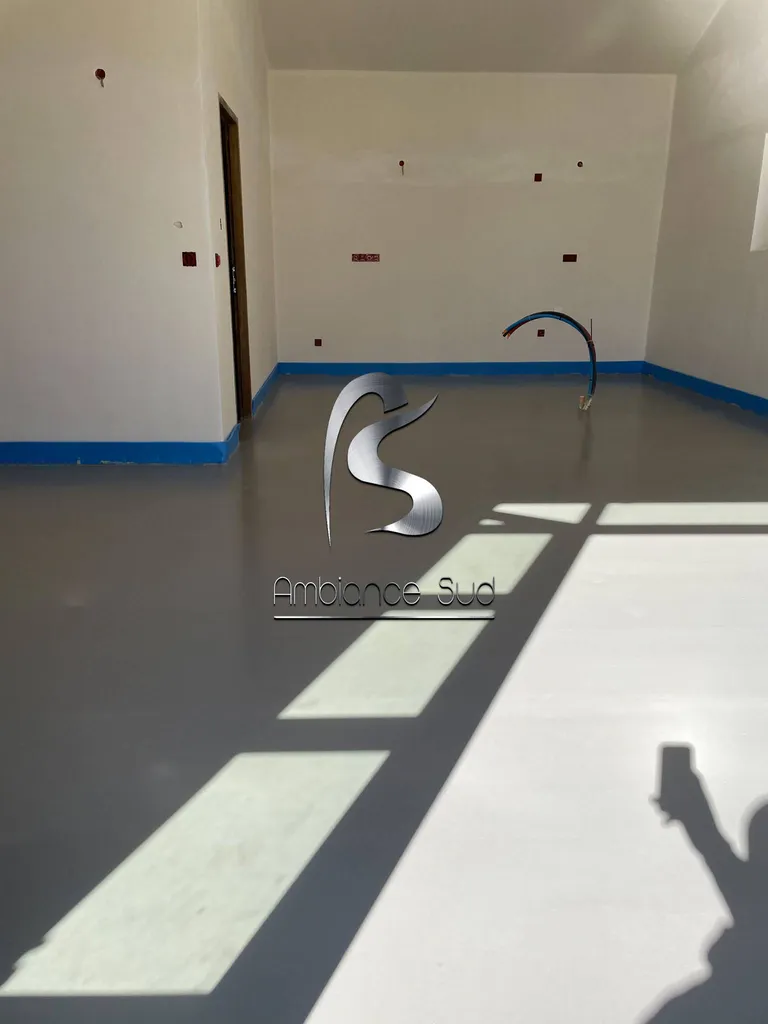 Application d'un béton ciré industriel sur le sol d'une maison