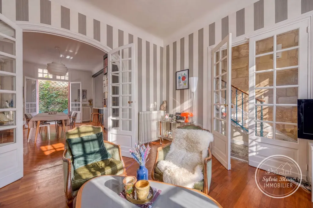À vendre belle maison en pierre à Bordeaux séjour en enfilade 4 chambres prestations anciennes conservées jardin terrassé sans vis à vis 2 places de parking en location Bordeaux quartier Fondaudège Jardin Public proche tramway ligne D