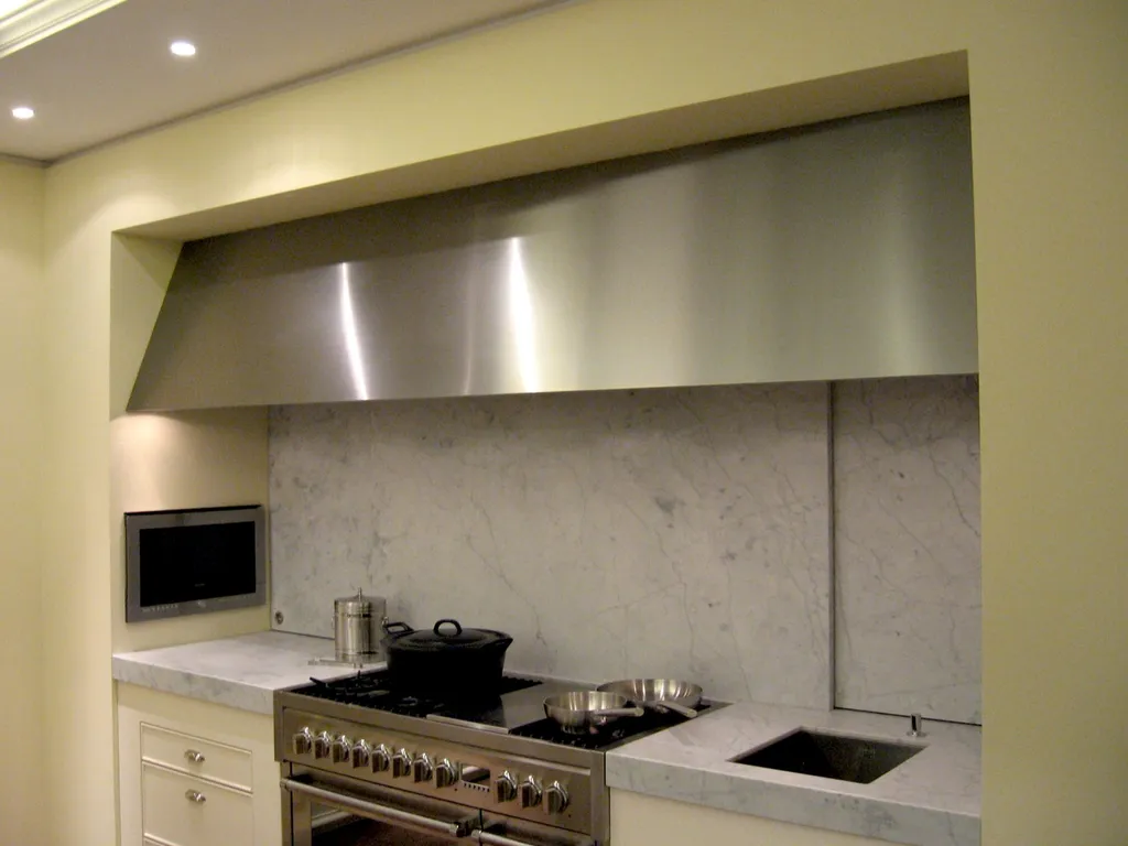 Hotte aspirante inox sur mesure dans cuisine design Paris