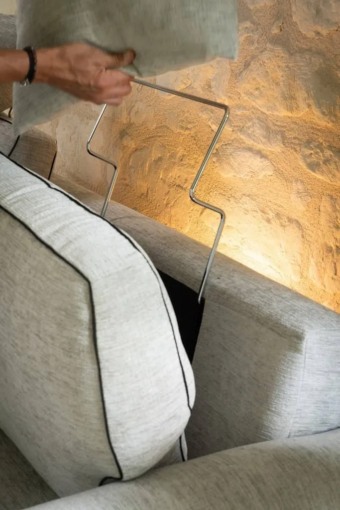 Canapé deux places en tissu gris avec têtières rétractables ches Alliance Tiffany à Hyères près de Toulon