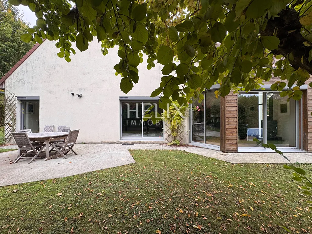 A vendre une jolie maison de 152,61 M², élégante et bien proportionnée, de 1985 édifiée sur un terrain de 1078 M² située dans un quartier calme à Villennes-sur-Seine.