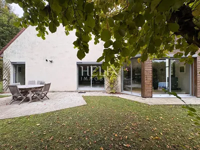 A vendre une jolie maison de 152,61 M², élégante et bien proportionnée, de 1985 édifiée sur un terrain de 1078 M² située dans un quartier calme à Villennes-sur-Seine.