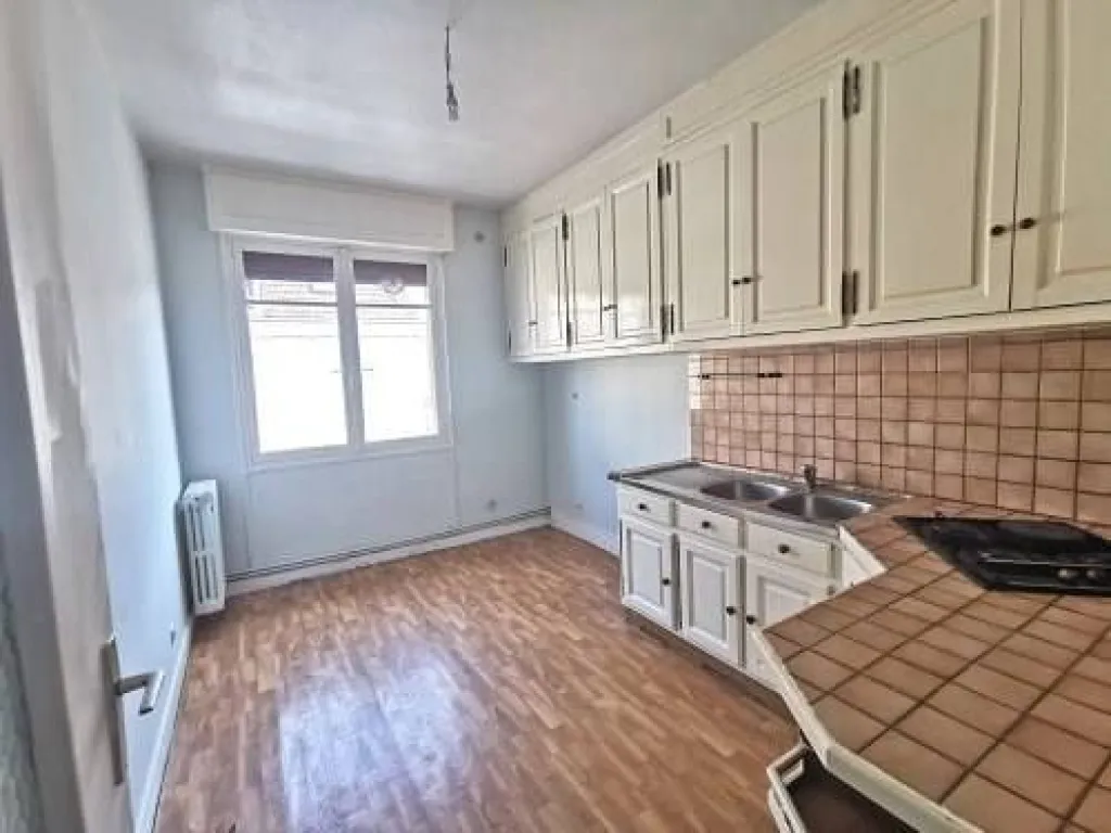 A acheter immeuble de 400m² avec courette et cave complète sur la commune d' Elbeuf 76500