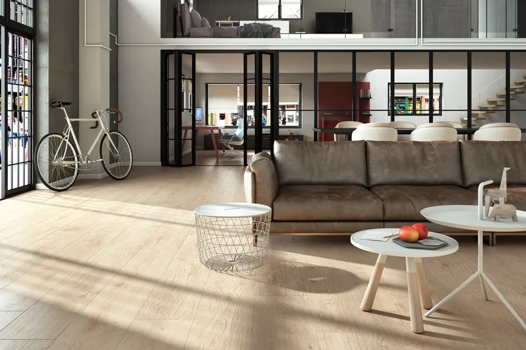 Le carrelage intérieur ARTWOOD aspect bois naturel chez Le Comptoir du Sol à Rouen et Dieppe : tendance 2025 pour sols élégants.