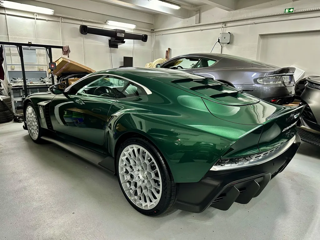 Traitement céramique Lyon protection carosserie Aston Martin Valour 