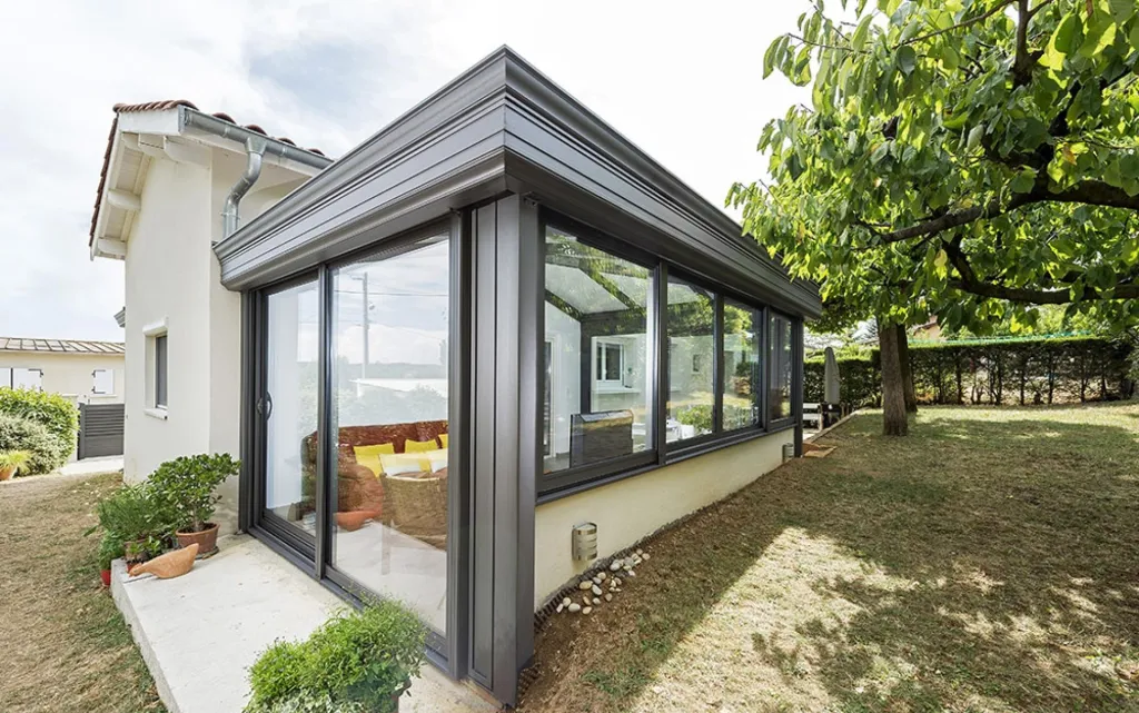 Création de véranda à ossature bois avec toit plat pour cuisine ouverte donnant sur jardin à Ecully dans l'Ouest lyonnais