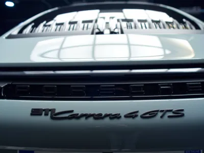 Le PPF film de protection XPEL protège le capot, les ailes et le pare-chocs de cette Porsche 992 Carrera 4 GTS, lui offrant une résistance maximale face aux agressions extérieures.