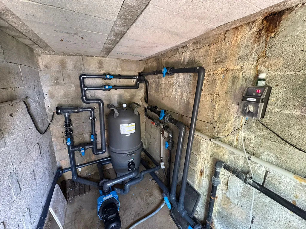 Rénovation du local technique et de la filtration de piscine à Aix-en-Provence – pose d'un filtre à cartouche, pompe à vitesse variable et régulation pH dans les Bouches-du-Rhône