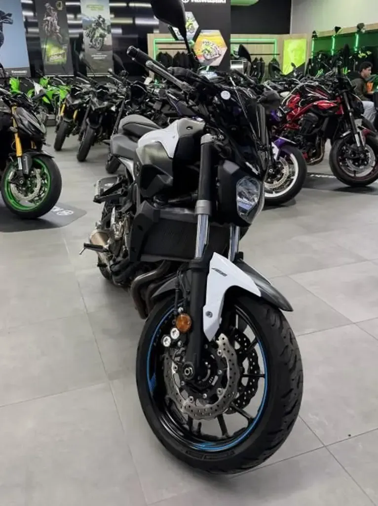 Yamaha MT-07 695 cm³ - vue de face - Kawasaki Nîmes