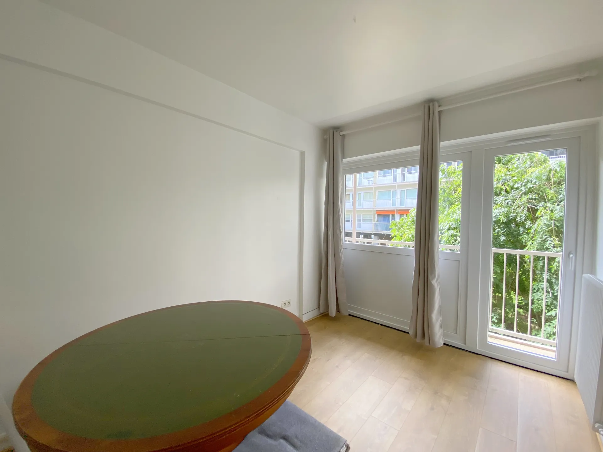 Le Pecq face à la Seine - un appartement de 4 pièces 3 chambres traversant avec ascenseur, cave et parking