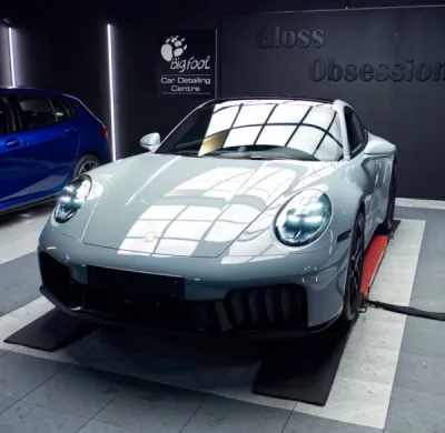 Grâce au PPF film de protection XPEL, le bloc avant de cette Porsche 992 Carrera 4 GTS est préservé tout en conservant son éclat d’origine.