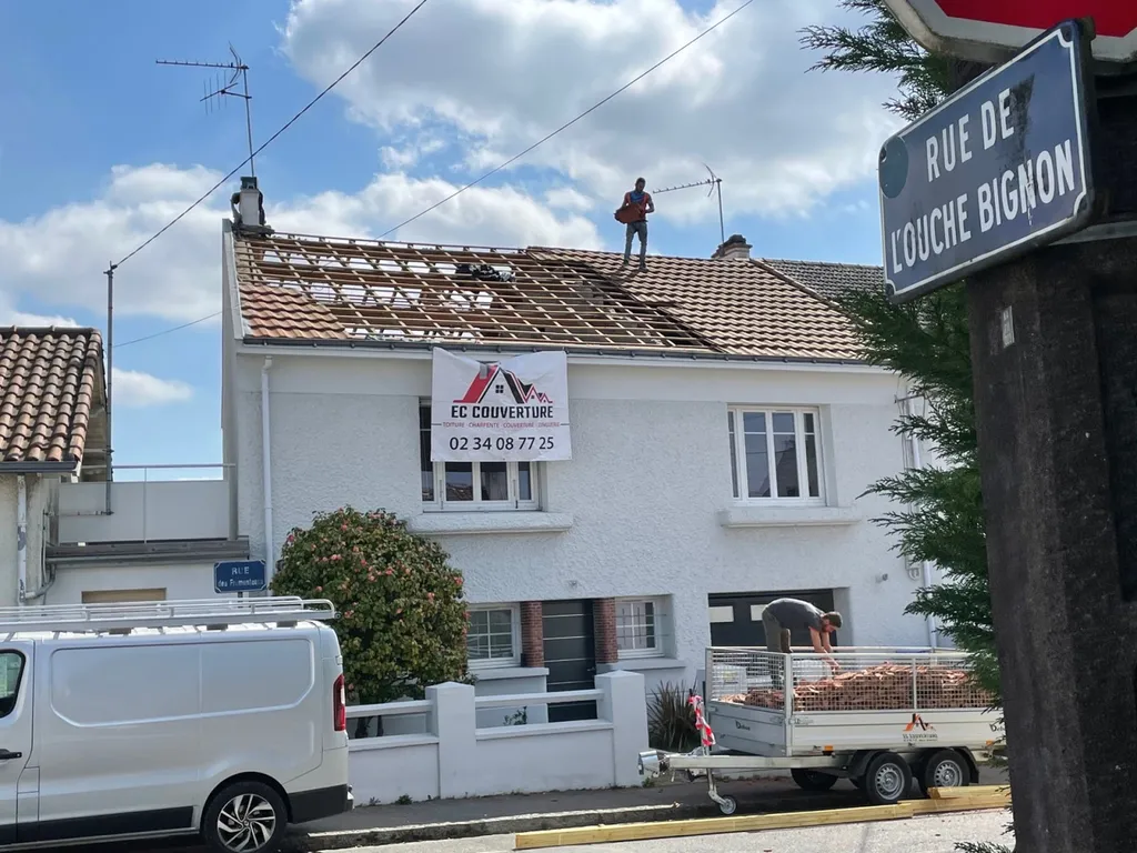 Rénovation complète d’une toiture en tuiles par nos artisans Couvreur à Nantes