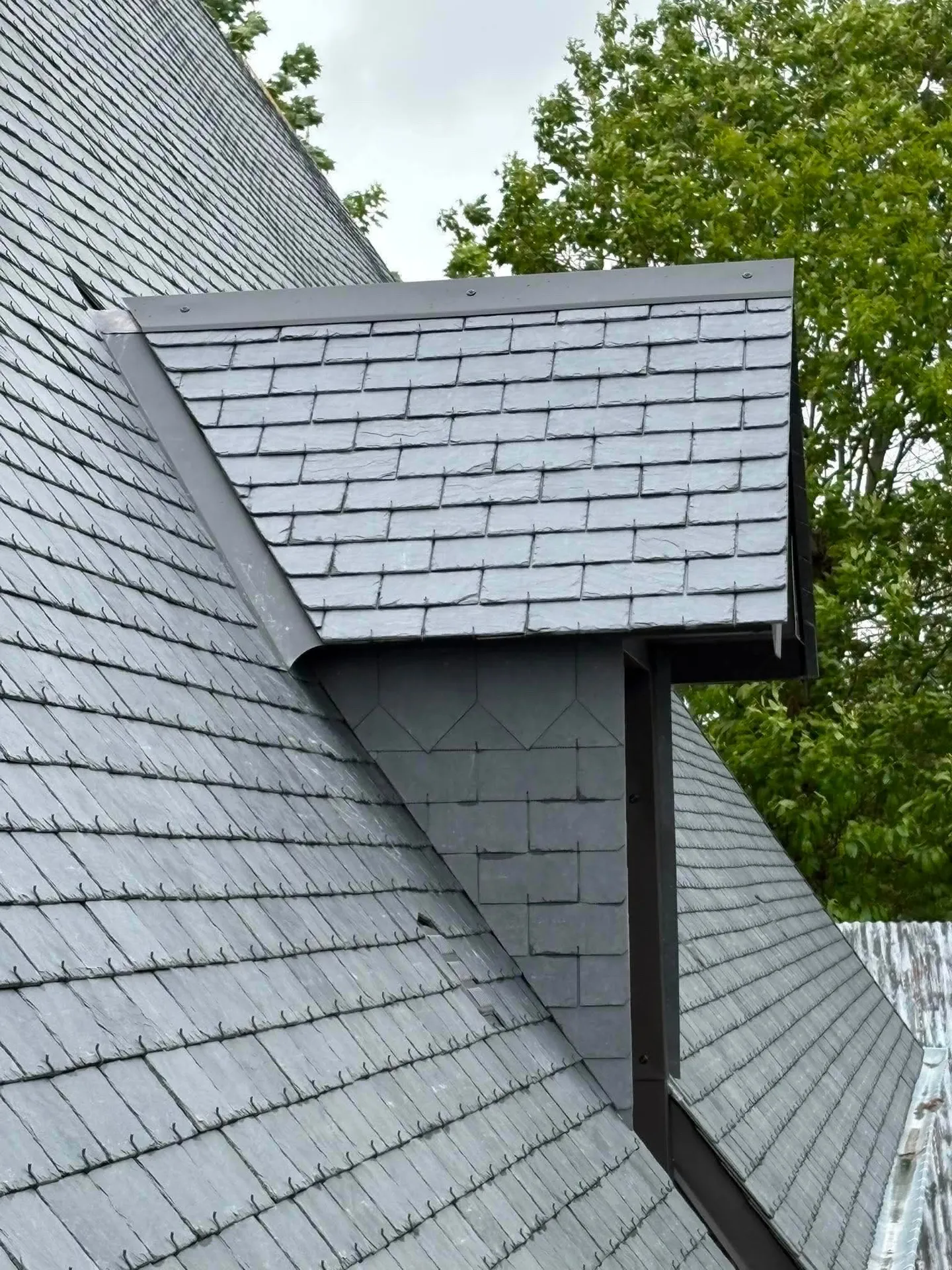 Couverture d’une maison en ardoise naturel d’Espagne CUPA 12 ardoisier 30/20 aux crochet inox d’Anjou du côté de Sorquainville en Normandie 