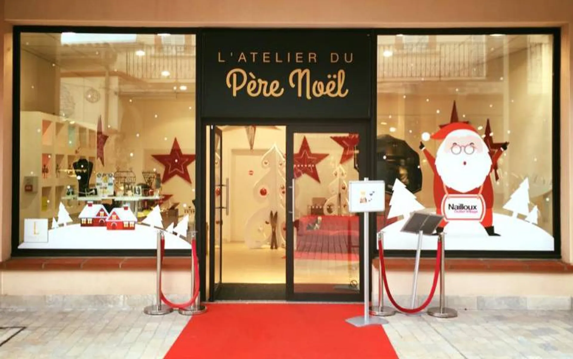 Vitrophanie avec création d'adhésif vitrine sur le thème de Noël à Nailloux près de Toulouse
