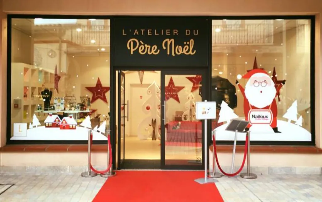 Vitrophanie avec création d'adhésif vitrine sur le thème de Noël à Nailloux près de Toulouse