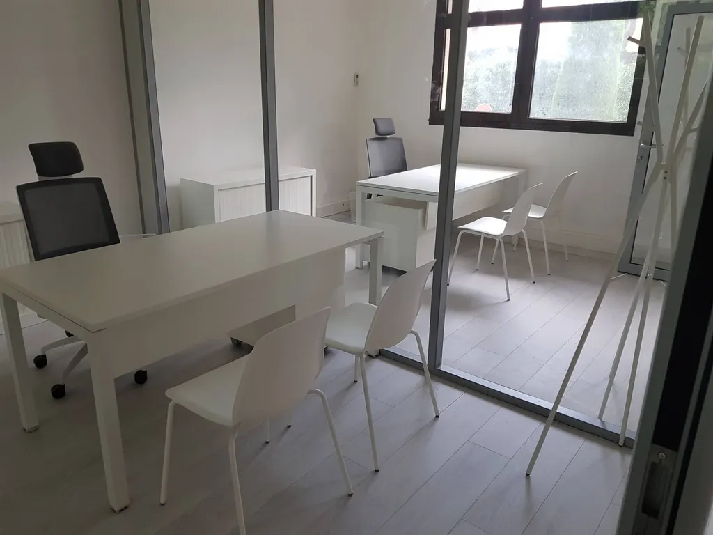 Aménagement d'un espace tertiaire avec des cloisons vitrées du sol au plafond à Marseille