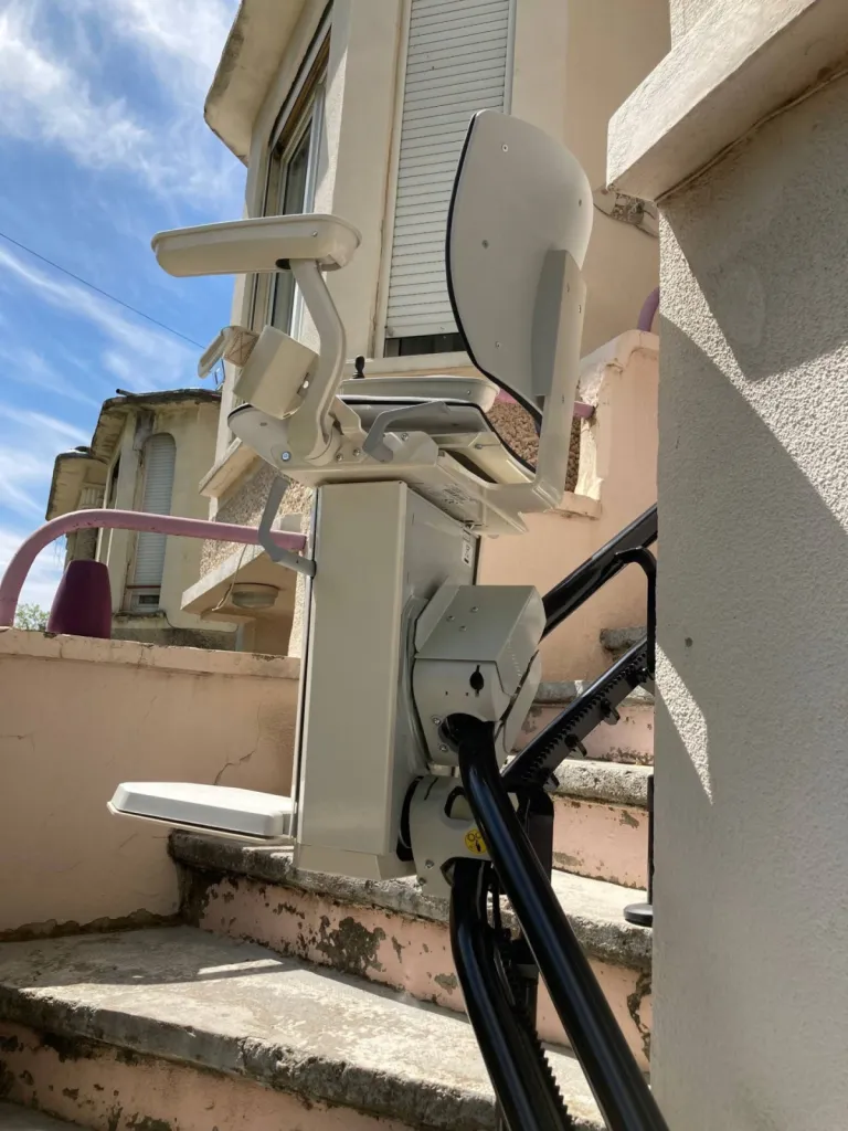 Le resultat de mesures réalisées en amont se matérilise le jour de l'installation de ce fauteuil monte escalier extérieur à Orange près d'Avignon