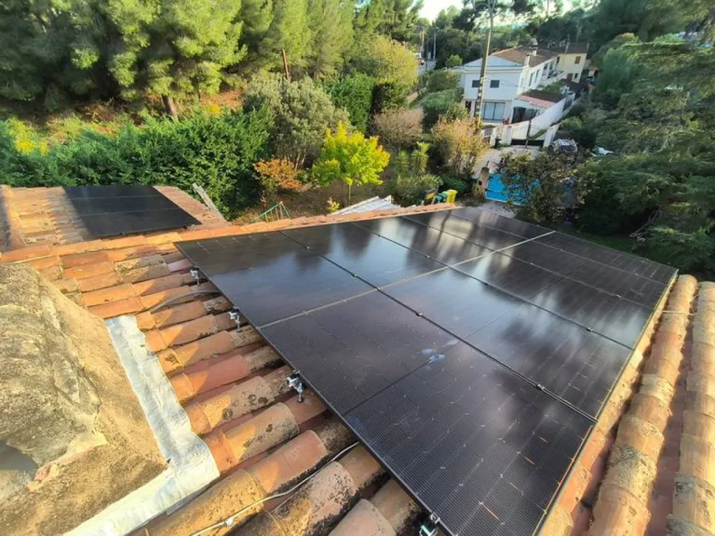 Installation de panneaux solaires Dualsun sur une toiture de maison  à La Ciotat