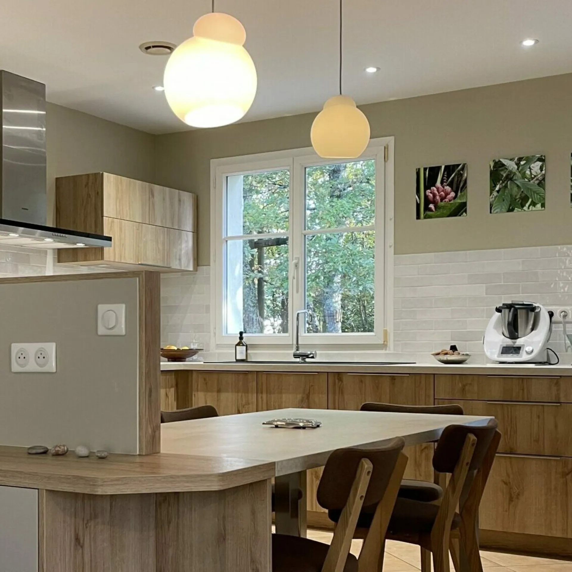 Cuisine ouverte sur la pièce de vie dans une maison à Pessac avec îlot central et rangements sur-mesure, par l’Atelier D. architecte d’intérieur à Bordeaux.