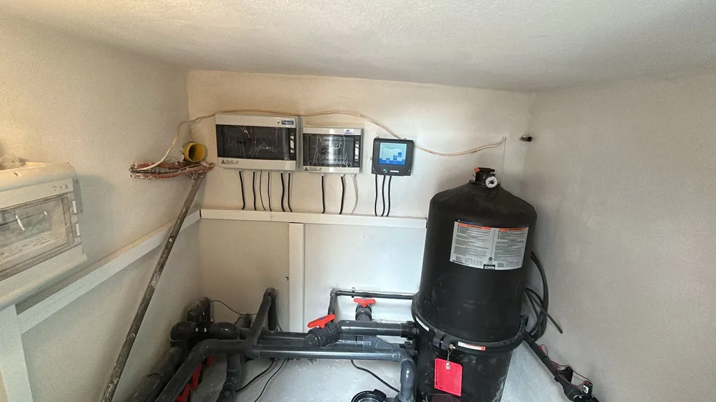 Rénovation complète de piscine avec étanchéité PVC armé Renolit et volet roulant immergé à Aix-en-Provence – local technique neuf et nage à contre-courant dans les Bouches-du-Rhône