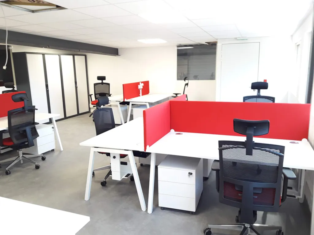 Aménagement de 40 postes et d’une salle de réunion à La Ciotat avec bureaux Cinétic personnalisés, sièges Coach ergonomiques et panneaux acoustiques pour l’entreprise EUROS