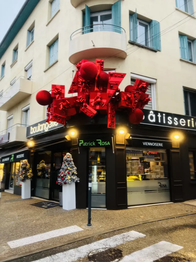 Réalisation d'une décoration de Noël sur mesure pour habiller l'extérieur de la vitrine de la boulangerie pâtisserie Patrick Rosa à Meximieux dans l'Ain
