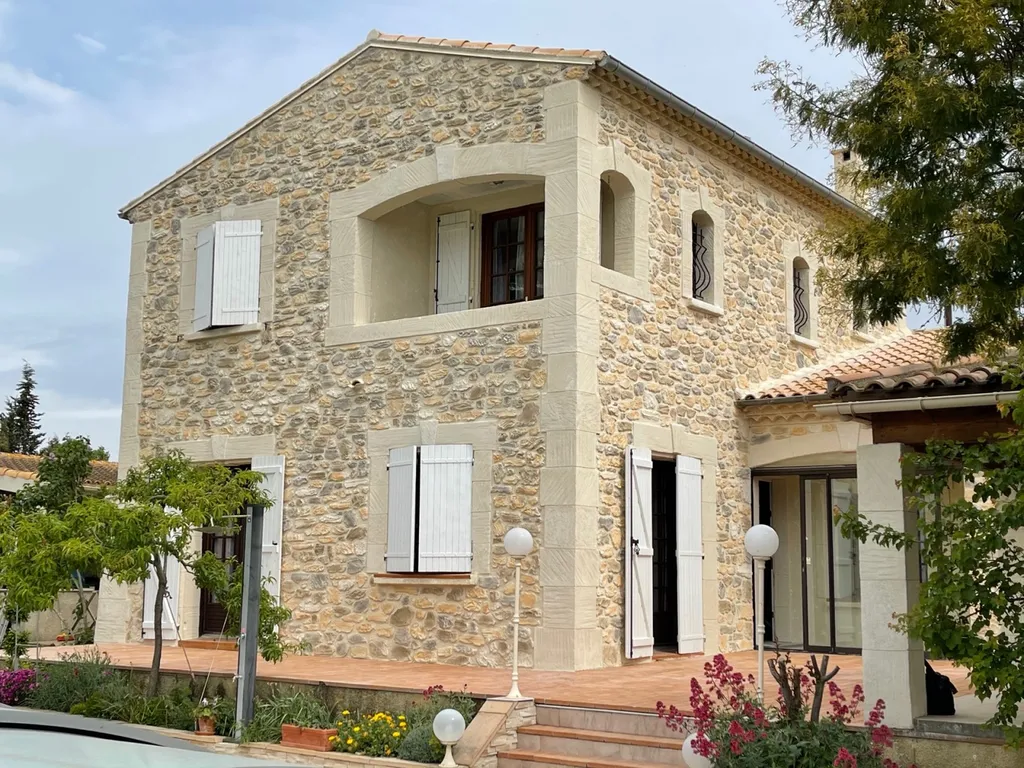 Rénovation des façades en pierre sur Bessan dans l’Hérault