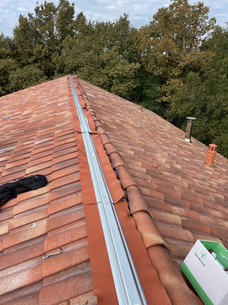 remplacement de faitage et clausoirs sur le toit de la maison a Bastennes dans les landes 