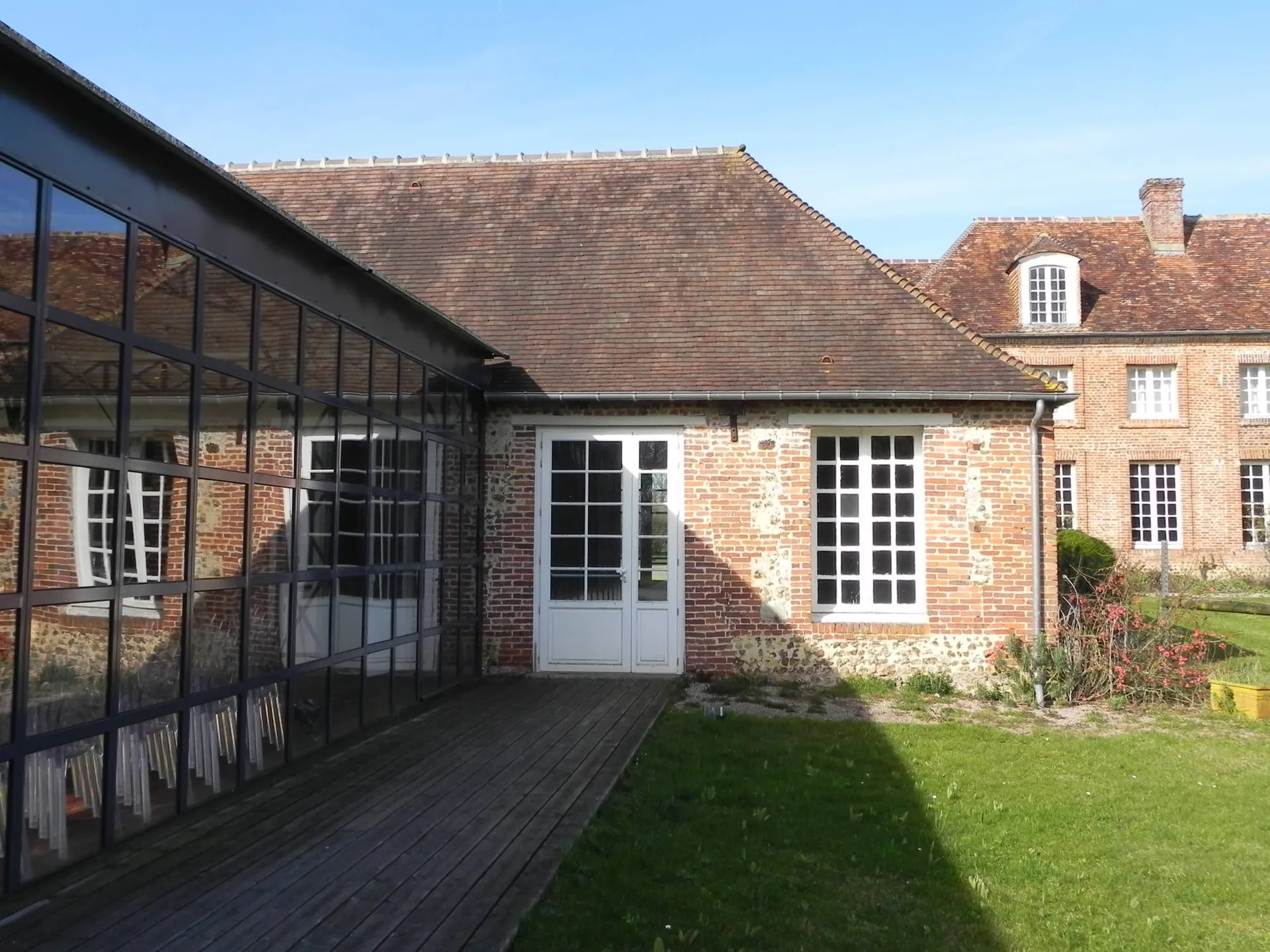 A acquérir, beau Manoir en briques du XIXème siècle et ses dépendances sur presque 10 hectares de terres, dans la région de Vimoutiers 61120