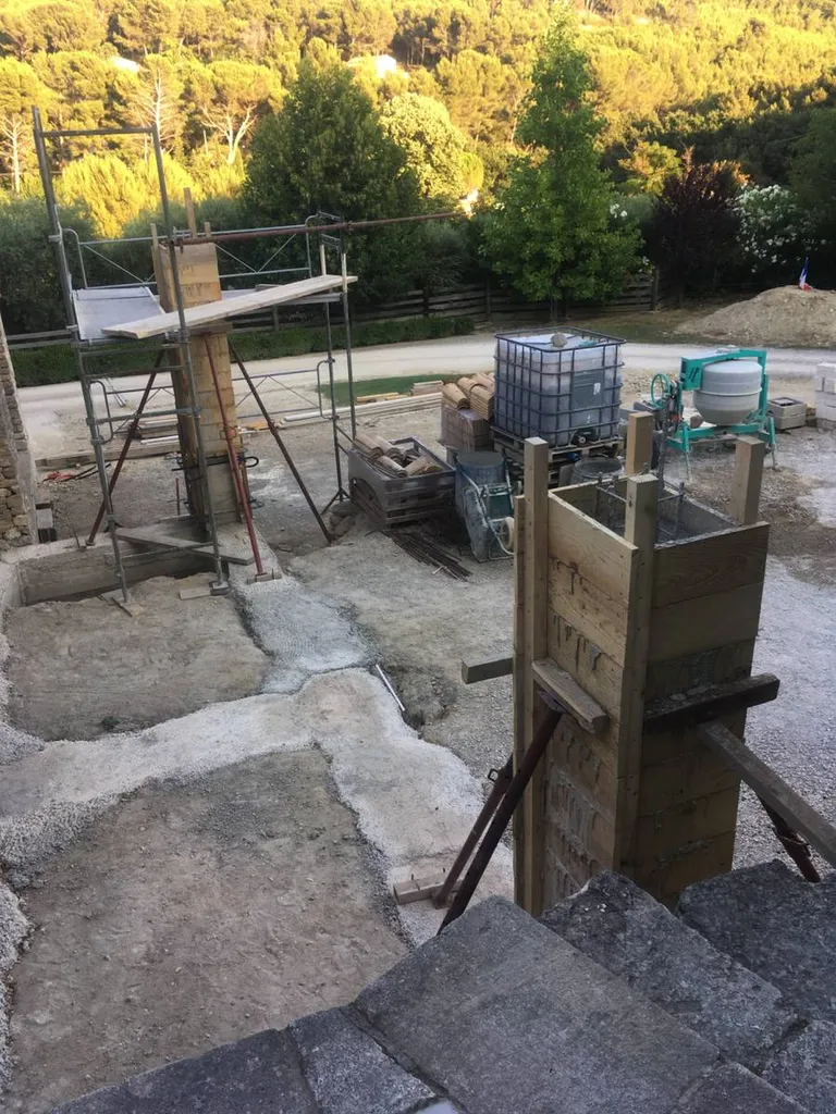 Réalisation de piliers en béton brut de décoffrage près de Saint-Rémy-de-Provence