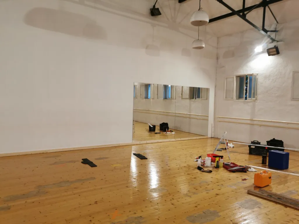 Conception d'un miroir sur mesure de grandes dimensions en verre pour un kinésithérapeute sur Pelissanne